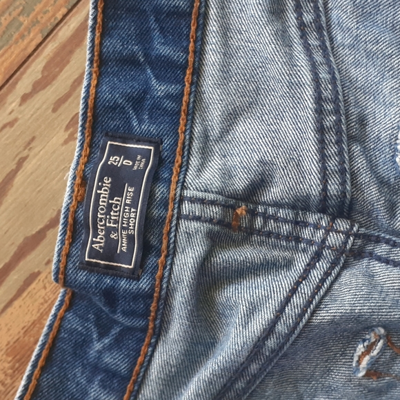 Abercrombie and Fitch Annie High Rise Shorts - Picture 2 of 4